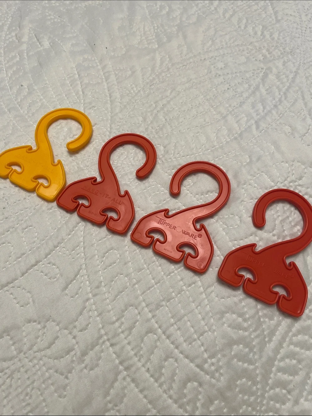 Set of 4 Vintage Tupperware HANG IT ALL Mini Hangers LIKE NEW